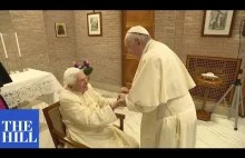 Zjazd papieży bez maseczek w Watykanie