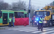 W Poznaniu młoda kobieta zginęła pod kołami tramwaju.