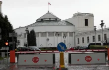 Sejm wybuduje bramę, która odgrodzi go od protestujących. Są pierwsze...