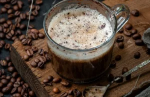Czy kawa z mlekiem może Ci zaszkodzić? Sprawdź plusy i minusy!