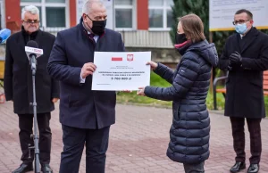 Jacek Sasin wręczył "czeki" z "dykty" na kilkumilionowe inwestycje