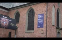 Niezwykły baner na ścianie jednego z kościołów w Gdańsku.