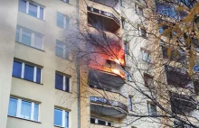 Pożar mieszkania w Krakowie. Na miejscu kilka jednostek straży pożarnej