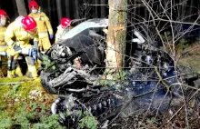 Pijany 16-latek rozbił BMW na drzewie. Drzewo dosłownie wbiło się do kabiny!
