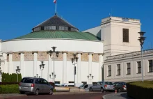 Sejm odgradza się od obywateli. Władza buduje bramę za 750 tys zł