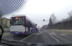 Niebezpieczne zachowanie pasażerki. Chciała wsiąść do jadącego autobusu