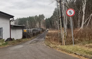 Znakiem w przedsiębiorcę. Zamiast naprawiać drogę, ograniczyli prędkość do 5km/h