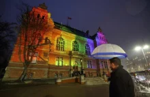 20 tys. zł za tęczowe podświetlenie siedziby Rady Miasta w Gdańsku.