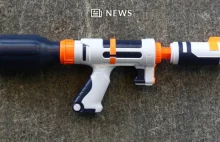 Ciemnoskóry 12-latek zawieszony za użycie broni-zabawki podczas zajęć online