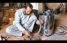 Robienie kanki na mleko w zapomnianych slumsach Karaczi w Pakistanie