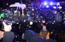 Policjant złamał rękę protestującej. Rzecznik KSP: nie wszystkim łamiemy ręce