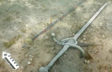 Świetnie zachowany miecz z XVI w. odkryty w Jeziorze Zuryskim