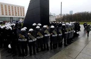 Dziesiątki policjantów otoczyły kordonem pomnik smoleński