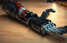 Robotyczna ręka Silverhanda z Cyberpunk 2077 jako prawdziwa proteza