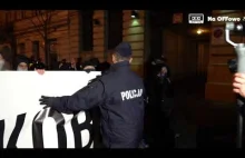 Policjant przegrywa starcie z banerem na Lubelskim proteście po wyroku TK
