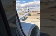 Aresztowanie mężczyzny, który wszedł na skrzydło samolotu