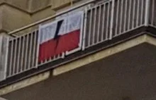 Flaga z błyskawicą wisiała na balkonie przez miesiąc. Teraz zabrała ją policja