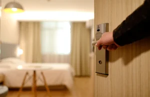 Rząd rozważa wprowadzenie dodatkowych obostrzeń w hotelach i handlu