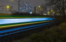 Rozmazany obiekt, ostre tło - efektowne zdjęcie tramwaju z long time exposure