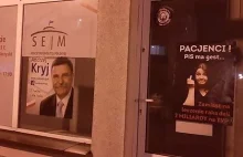 Reżimowa prokuratura w akcji:przyklejenie plakatu na drzwiach=uszkodzeniu mienia