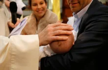 Polacy coraz rzadziej chrzczą dzieci. Jakie mają powody?