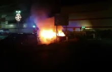 Pożar auta, policjanci zatrzymali sprzedawcę choinek. W tle spór o ceny...