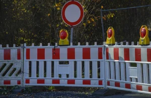 Zagrodził drogę, która przebiega przez jego działkę. ZDM ciąga go po sądach