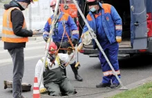 Stołeczne służby poszukują mężczyzny, który miał wpaść do kanału burzowego