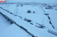 1000 aut uwięzionych w śniegu na autostradzie [WIDEO]