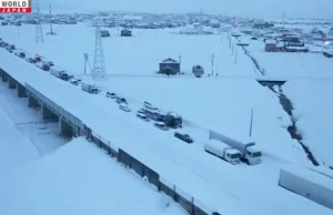 1000 aut uwięzionych w śniegu na autostradzie [WIDEO]