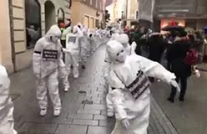 Protest w hazmatach w Austrii