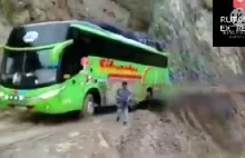 autobus jadący przez góry prawie spada z krawędzi