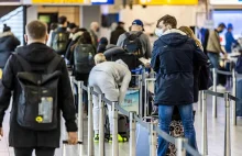 Holandia zakazuje lotów z UK po wykryciu zmutowanej wersji koronawirusa