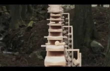 Ksylofon w lesie - Kiusiu, Japonia. Drewniana pileczka odgrywa utwor Bacha