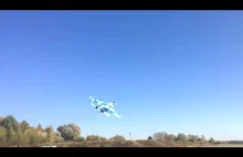 Su-27 prześliznął się nad ziemią.