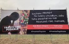 Wielki banner na wjeździe do Zakopanego krytykujący radnych