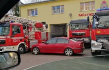 Strażacy z Bogatyni dają lekcję kierowcy BMW