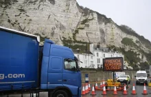 Polscy kierowcy ciężarówek uwięzieni w Wielkiej Brytanii.Dostaną jedzenie i wodę