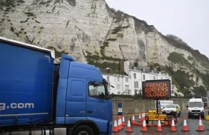 Polscy kierowcy ciężarówek uwięzieni w Wielkiej Brytanii.Dostaną jedzenie i wodę