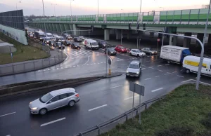 Jedni stoją w korku, inni łamią przepisy. Chaos na węźle POW z Puławską