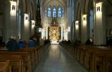 Polski katolicyzm: mniej wiernych na mszach, mniej uczniów na religii
