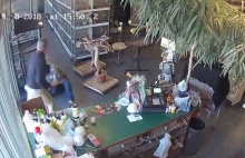70 letni właściciel sklepu walczy o swoje ze złodziejem papugi