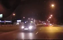 Jechał taksówką pod prąd. Pasażer pojazdu „wypadł” na pas zieleni (wideo).