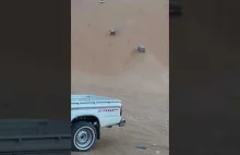 Saudyjczyk używa swojego samochodu, aby ugasić pożar