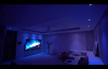 Połączenie technologii światła i dźwięku w salonie. Dolby Atmos + Philips Hue.
