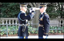 Arlington Cemetery - Zmiana warty na grobie niznanego żołnirza.