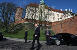 Rocznica smoleńska na Wawelu. Prokuratura odmawia ścigania działaczy PiS