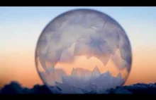 Kryształy lodu tworzące się wewnątrz bąbelków