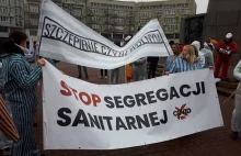 Szczepienie czyni wolnym - protestujący w obozowych pasiakach w Łodzi