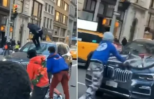 Gang 50 nastolatków niszczy samochód w biały dzień na Manhattanie